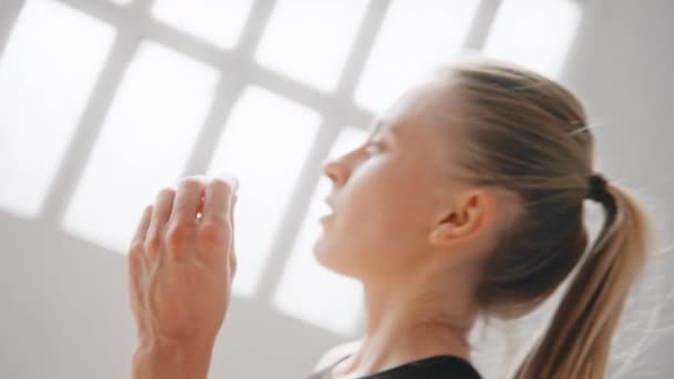 Frau trainiert Anleitung auf drahtlosen Kopfhörern — Stockvideo