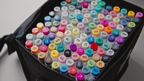 Набір барвистих і яскравих професійних маркерів — стокове відео
