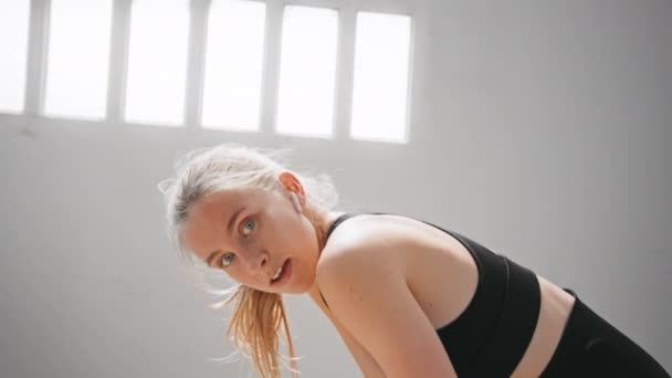自宅でのトレーニングの後に疲れて若い女性 — ストック動画