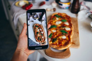 Ev yapımı pizza tarifinin fotoğrafını çek.