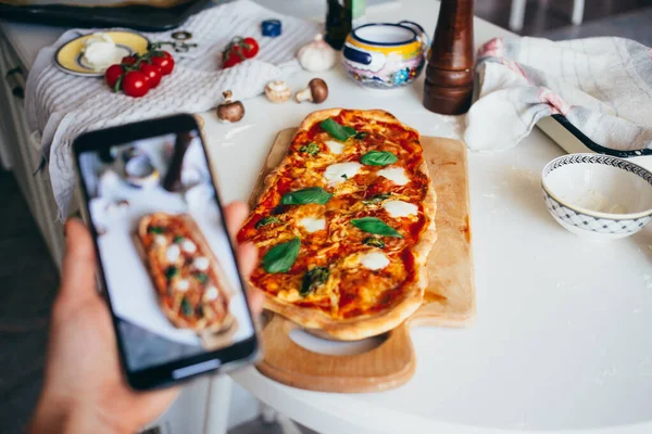 Faceți o fotografie pe telefonul rețetei de pizza de acasă — Fotografie, imagine de stoc