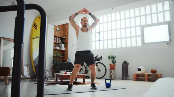 Młody zdrowy mężczyzna ćwiczenia w domu — Wideo stockowe