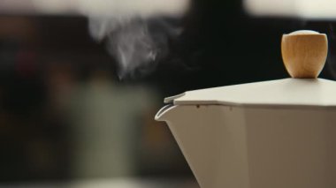 Geyser italyan spesiyal kahve makinesi fırında.