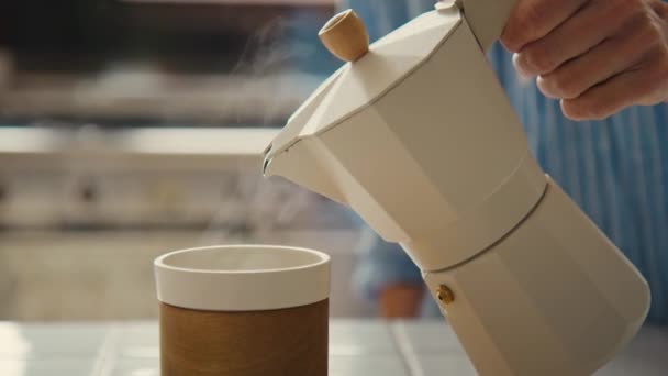 Donna prepara caffè specialità a casa — Video Stock