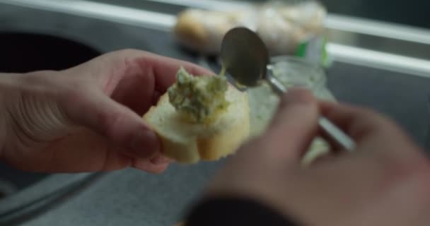 Mulher prepara pequenos lanches de pão na cozinha da casa — Vídeo de Stock