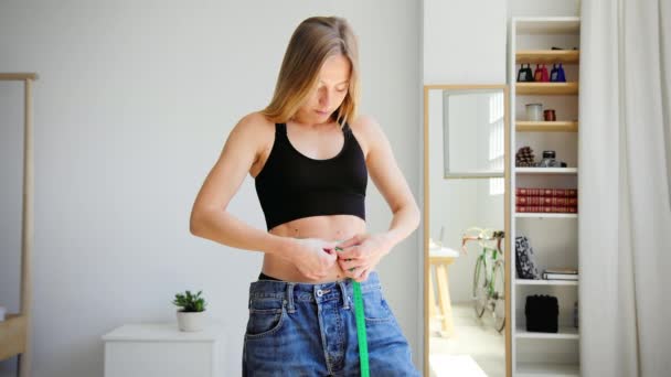 Kvinna efter diet och väga förlust fitness program — Stockvideo