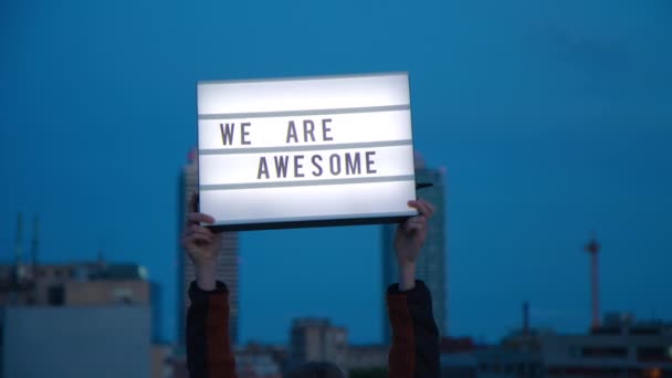有动力的创业公司座右铭是"我们真棒" — 图库视频影像