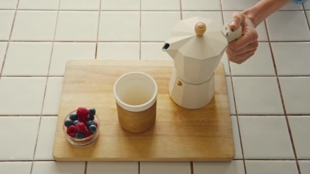 Kvinna förbereder specialitet kaffe hemma — Stockvideo