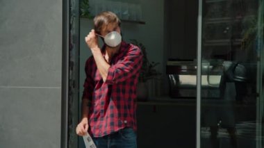 Mutlu işletme sahipleri karantina sona erdi.