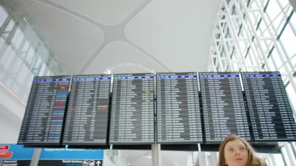 Jonge vrouw reist naar het buitenland. Toeristische ga naar huis luchthaven — Stockvideo