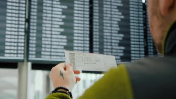 Hombre mantenga la tarjeta de embarque búsqueda de vuelo cancelado — Vídeo de stock