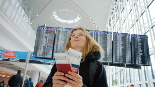 Jovem mulher viaja para o exterior. Turista ir para casa aeroporto — Vídeo de Stock