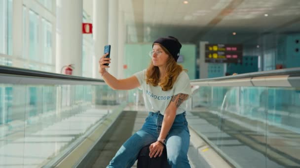 Cool millennial tiener maken selfie in de luchthaven — Stockvideo