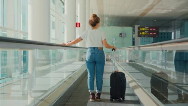 Jovem mulher viajante milenar no aeroporto vazio — Vídeo de Stock