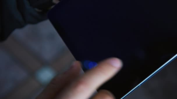 Mann versucht Tablet mit Fingerabdruck auf Bildschirm zu entsperren — Stockvideo