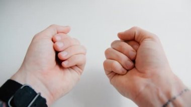 İnsan yumruklarıyla mavi ve kırmızı hapları ya da şekeri ortaya çıkarır