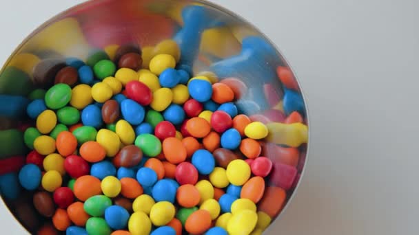 Wiele kolorowych cukierków w słoiku lub misce — Wideo stockowe