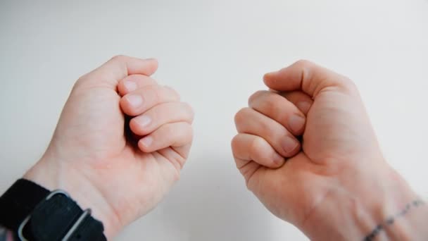 Homme révéler pilule bleue et rouge ou bonbons des poings 