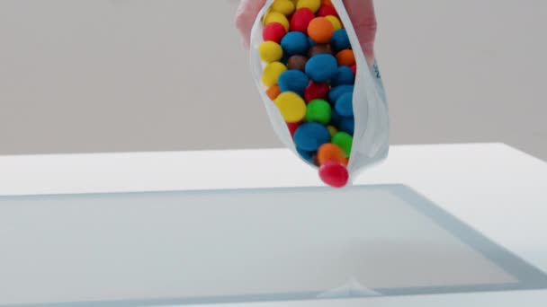 Viele bunte Bonbonbons in Glas oder Schale — Stockvideo