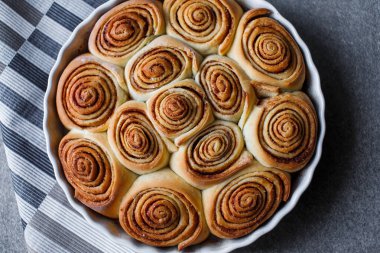 Lezzetli, ev yapımı tarçınlı rulo..