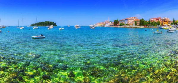 Underbara romantiska gamla staden vid Adriatiska havet. Båtar och yachter i — Stockfoto