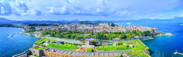 Gyönyörű nyári panorámás antenna tájkép. Kilátás nyílik az ősi város-félsziget kristálytiszta azúrkék tenger a régi vár Korfu városától. A háttérvilágítás sunbeam fényben. Korfu - Korfu egy fővárosában. Görögország. — Stock Fotó