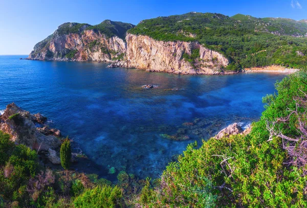 Krajina od slavné pláže Paleokastritsa v úzké zátoky s křišťálově čisté azurové vody na ostrově Korfu, Jónské souostroví, Řecko. — Stock fotografie