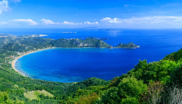 Beautiful summertime panoramic seascape. View of the cliff into the crystal clear azure sea bay and distant islands. Agios Stefanos cape. Afionas. Corfu. Greece. — Stock Photo, Image