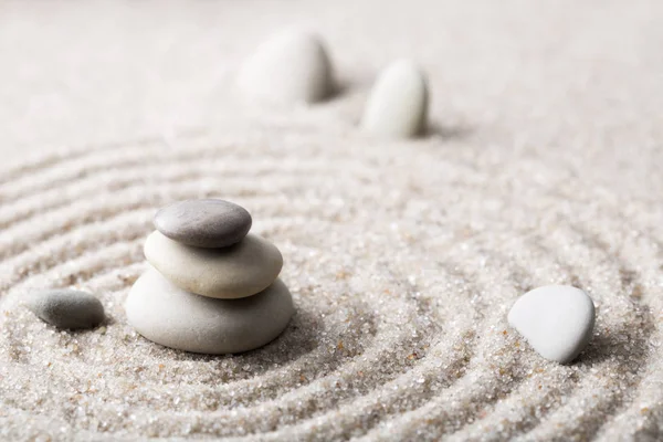 Meditação zen jardim japonês para concentração e relaxamento areia para harmonia e equilíbrio em pura simplicidade - tiro lente macro — Fotografia de Stock