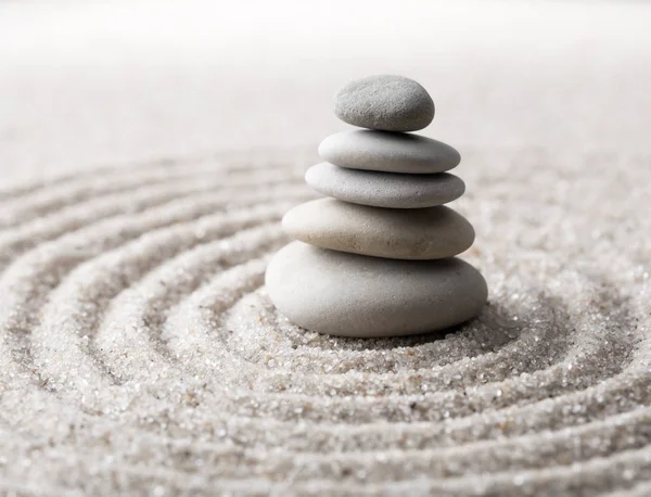 Japanse zen tuin meditatie voor concentratie en ontspanning zand voor harmonie en evenwicht in de pure eenvoud - macrolens schot — Stockfoto
