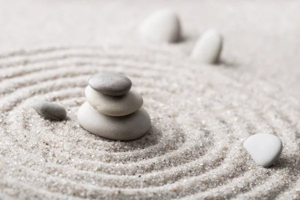 Japanse zen tuin meditatie voor concentratie en ontspanning zand voor harmonie en evenwicht in de pure eenvoud - macrolens schot — Stockfoto