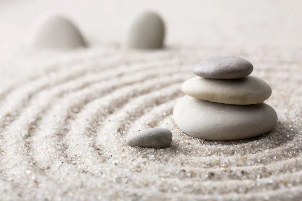 Медитация в японском саду дзен для концентрации и релаксации песка для гармонии и равновесия в чистой простоте - макрообъектив снимок — стоковое фото
