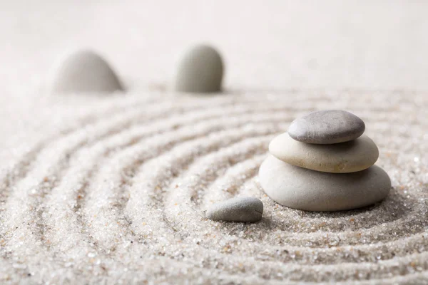 Japanse zen tuin meditatie voor concentratie en ontspanning zand voor harmonie en evenwicht in de pure eenvoud - macrolens schot — Stockfoto