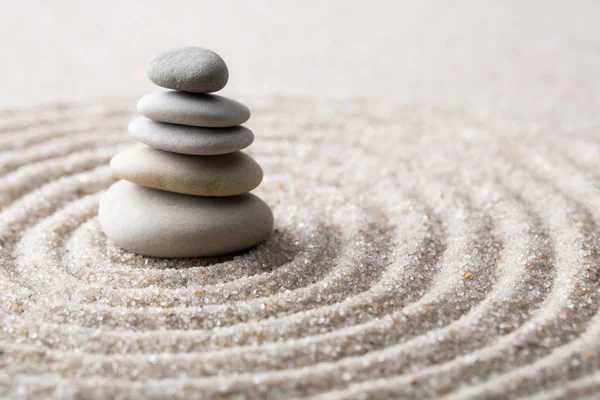 Japanse zen tuin meditatie voor concentratie en ontspanning zand voor harmonie en evenwicht in de pure eenvoud - macrolens schot — Stockfoto