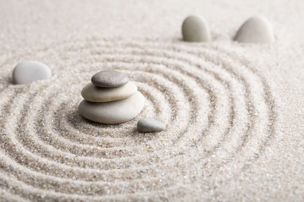 Jardín zen japonés meditación para la concentración y la relajación arena para la armonía y el equilibrio en la simplicidad pura - tiro de lente macro — Foto de Stock