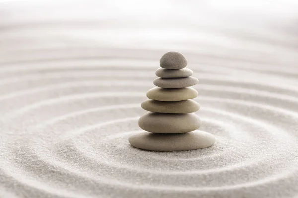 Meditação zen jardim japonês para concentração e relaxamento areia para harmonia e equilíbrio em pura simplicidade - tiro lente macro — Fotografia de Stock