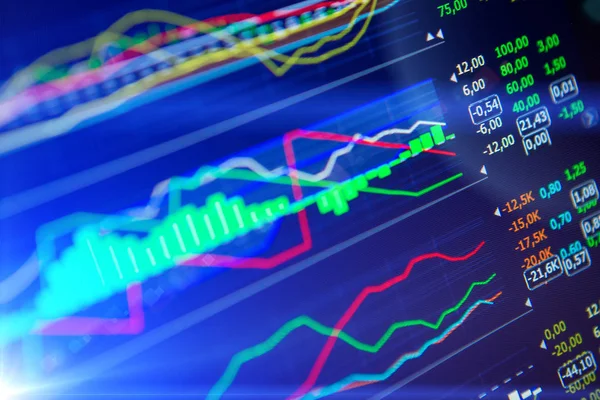 Análisis de datos en el mercado de divisas: los gráficos y cotizaciones en pantalla —  Fotos de Stock