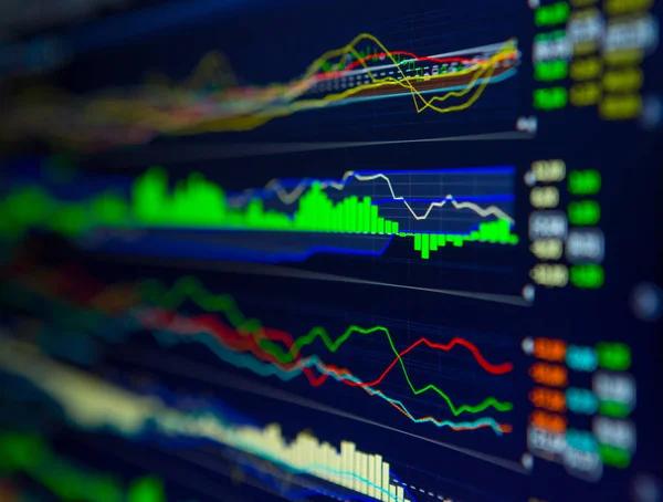 Análisis de datos en el mercado de divisas: los gráficos y cotizaciones en pantalla — Foto de Stock