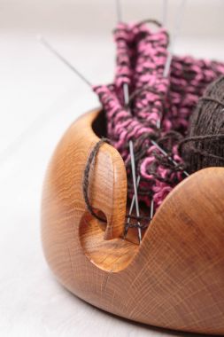 ahşap kase beyaz meşe d üzerinde bir yün iplik top ile örgü