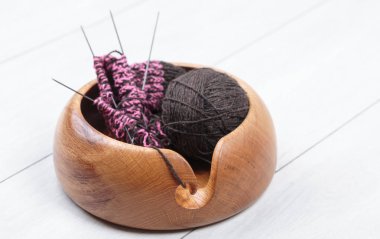 ahşap kase beyaz meşe d üzerinde bir yün iplik top ile örgü