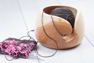 ahşap kase beyaz meşe d üzerinde bir yün iplik top ile örgü