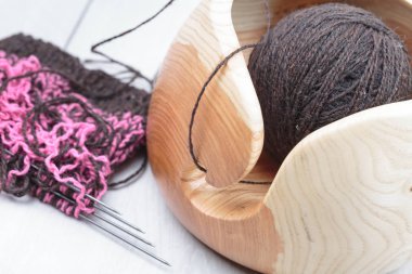 ahşap kase beyaz meşe d üzerinde bir yün iplik top ile örgü