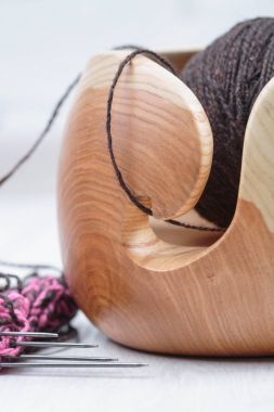 ahşap kase beyaz meşe d üzerinde bir yün iplik top ile örgü