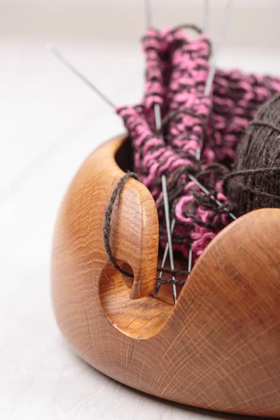 ahşap kase beyaz meşe d üzerinde bir yün iplik top ile örgü