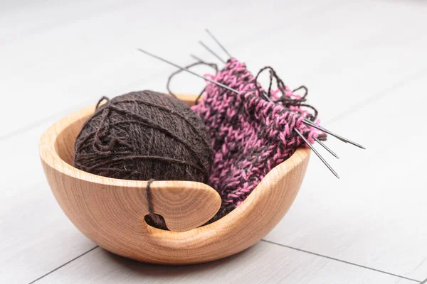 ahşap kase beyaz meşe d üzerinde bir yün iplik top ile örgü