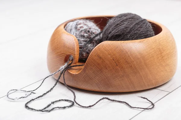 ahşap kase beyaz meşe d üzerinde bir yün iplik top ile örgü