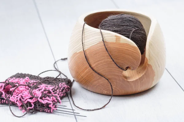 ahşap kase beyaz meşe d üzerinde bir yün iplik top ile örgü