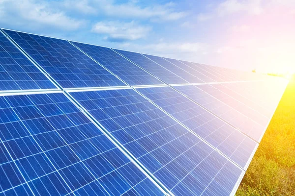 Paneles solares, fotovoltaicos, fuente alternativa ambientalmente f —  Fotos de Stock