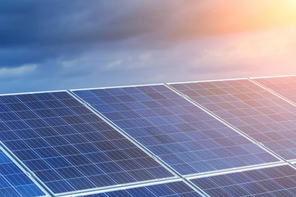 Paneles solares, fotovoltaicos, fuente alternativa ambientalmente f — Foto de Stock