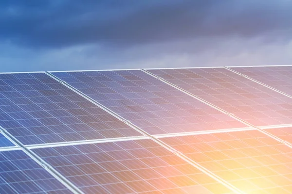 Solpaneler, solceller, alternativ källa miljömässigt f — Stockfoto